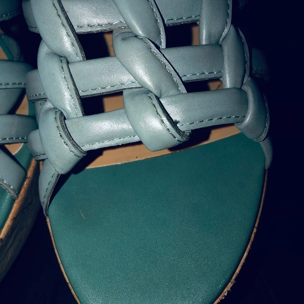 Tahari size 10 light aqua blue leather  open toe platform wedge NIB